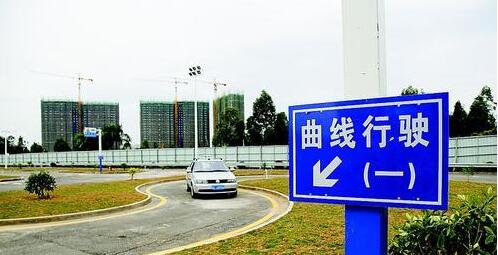 惠州学车年逾20万人考驾照 将增两社会考场